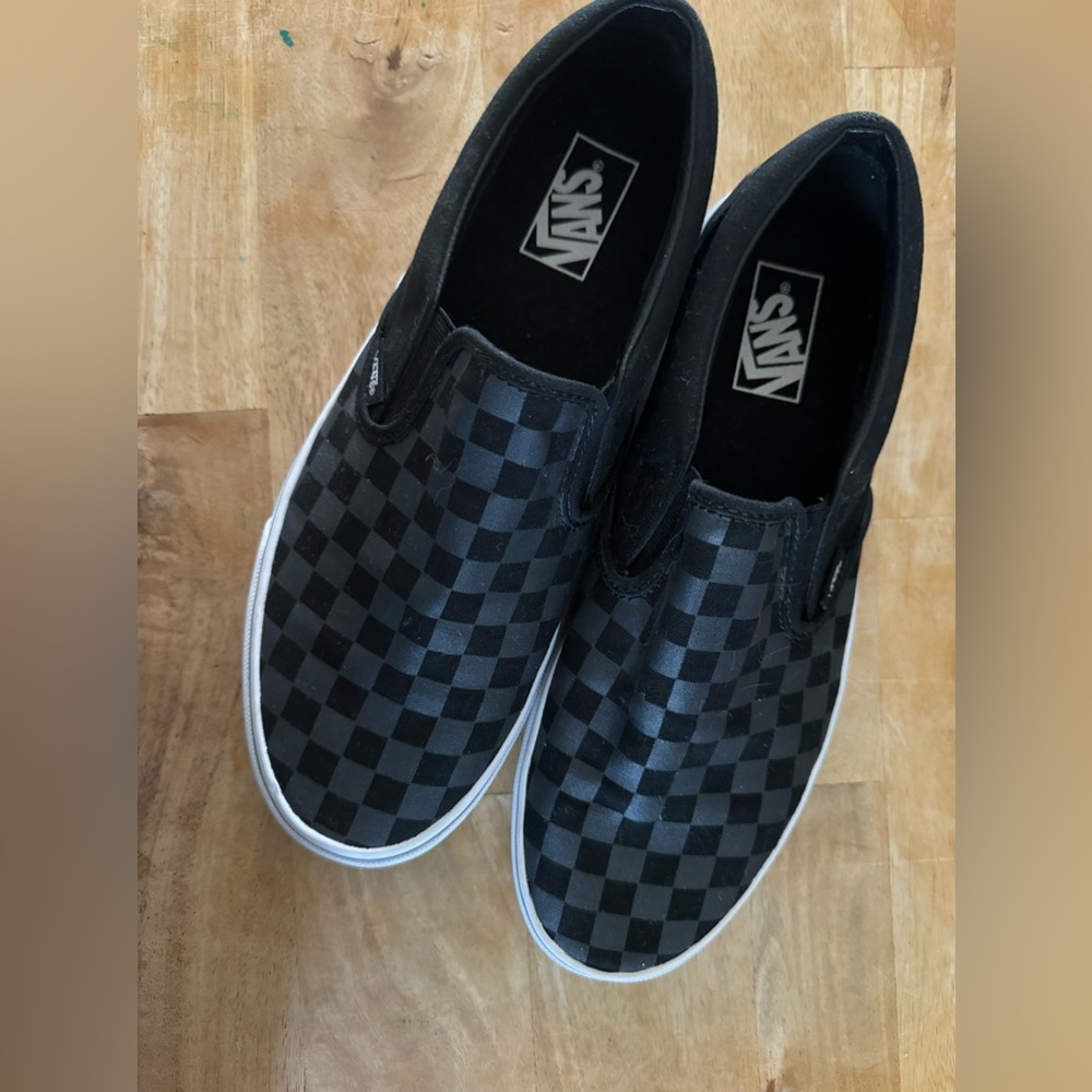 Vans men or women shoes bought for my son but they done fit.